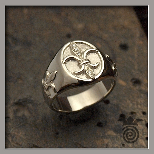 Chevaliere fleur de lys or blanc 750 et diamant blanc