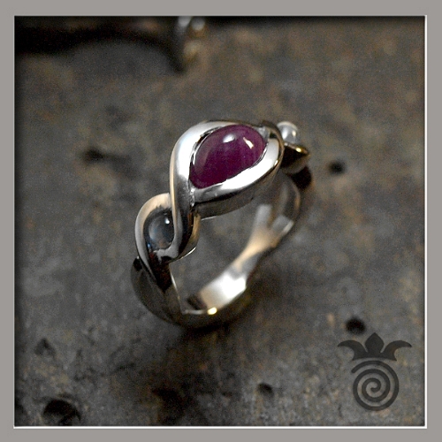 Alliances-entrelacs-or-blanc-750-pierres-de-lune-et-rubis-cabochon