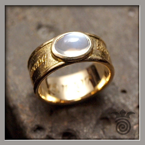 Alliance Or 750 et Pierre de lune cabochon