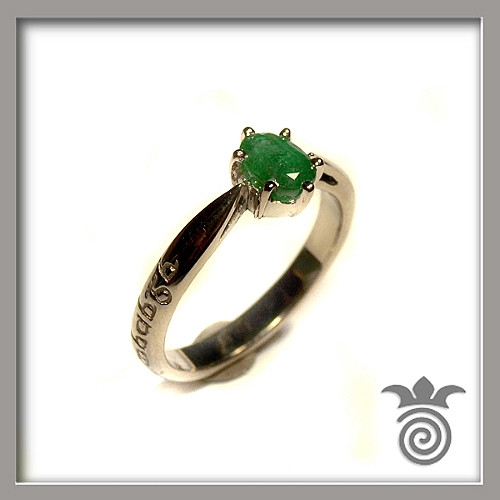 bague-fian�ailles-or-blanc-emeraude-gravures-fines