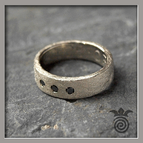 Anneau or blanc bross� et diamants noirs