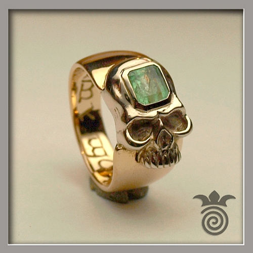 Bague cr�ation t�te de mort en or blanc et jaune avec �meraude sertie