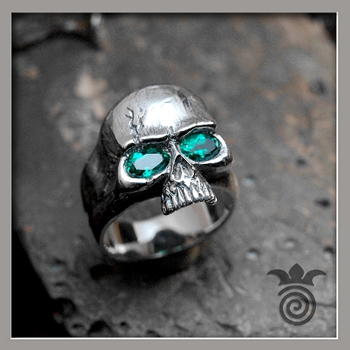 Bague t�te de mort argent et pierres dans les yeux