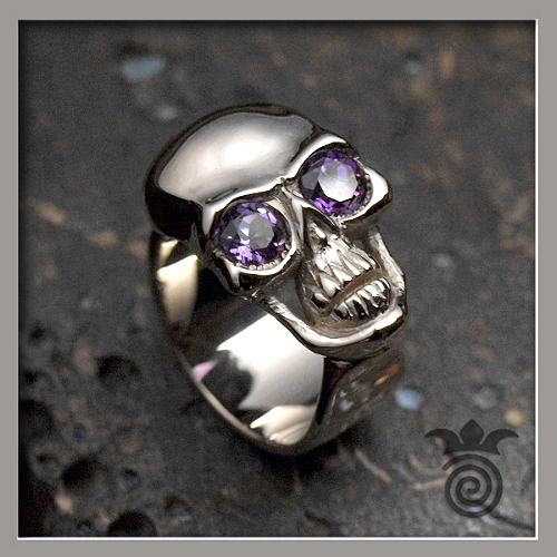 Bague t�te de mort en or blanc 750 et am�thystes