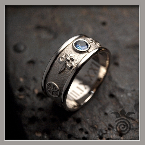 Alliance_originale-or-750-saphir-fleur-de-lys-chrisme