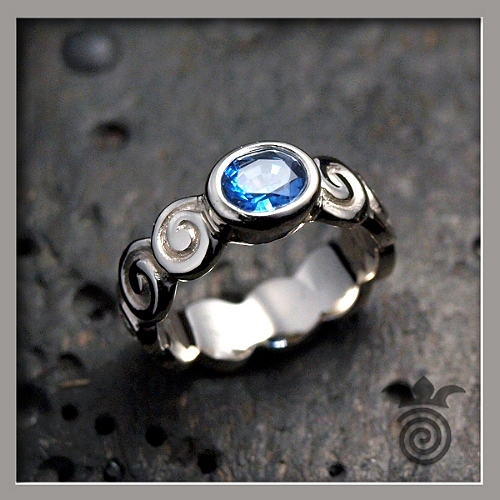 bague style medieval or blanc et saphir bleu de Ceylan
