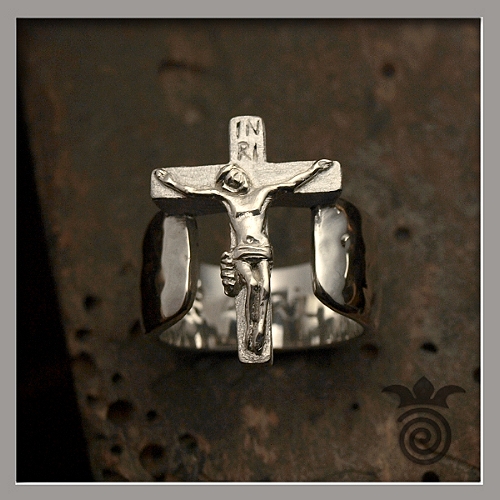 Bague-createur-argent-jesus-sur-sa-croix