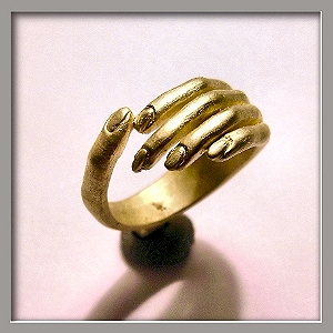bague or jaune main