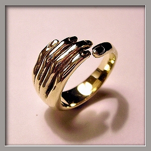 bague or main